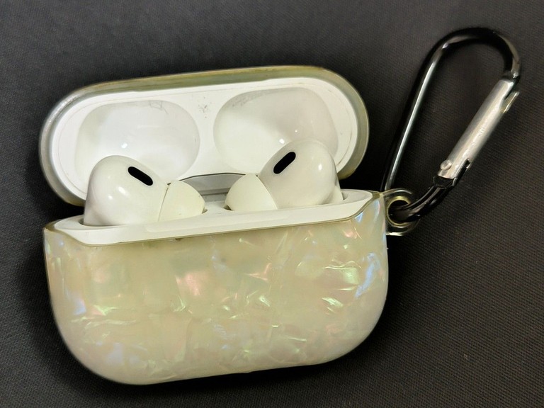 Купити Apple airpods pro 2nd generation with magsafe charging case usb-c Б/У