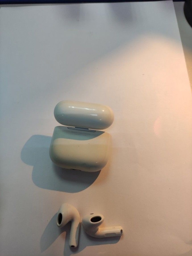 Дешево Apple airpods 4 with active noise cancellation з ломбарду