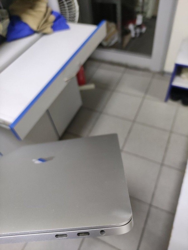 Розпродаж Apple macbook pro/a1990/ core i7 2,6ghz/ ram16gb/ ssd256gb/ amd pro 555x 4gb/ retina, touch bar, продавець Техноскарб