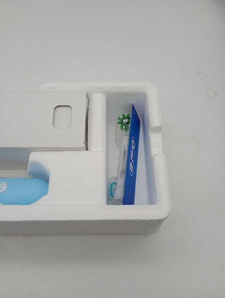 Дешево Oral-b D305.513.3 Pro Series 1 Sensitive Clean Caribbean Blue з ломбарду