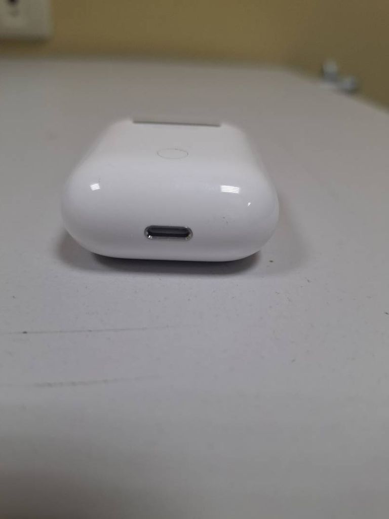 Apple airpods 2nd generation with charging case