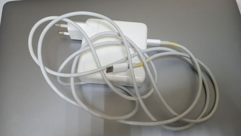Дешиво Apple macbook pro/a1990/ core i7 2,2ghz/ ram16gb/ ssd256gb/ amd pro 555x 4gb/ retina, touch bar с ломбарда