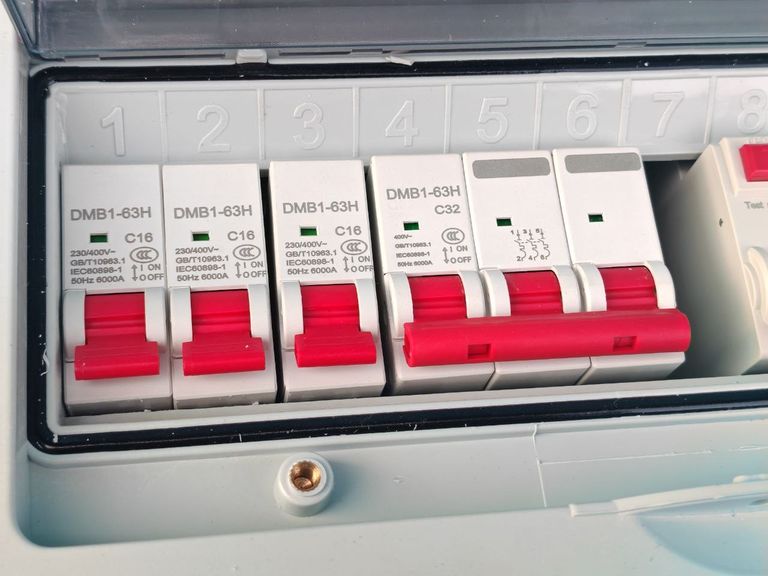 Дешиво CEE 16A 230V с ломбарда