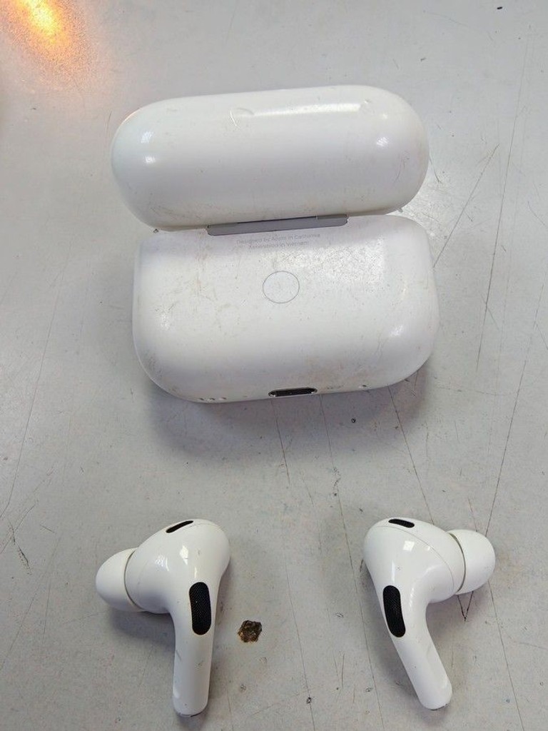 Дешево Apple airpods pro 2nd generation with magsafe charging case usb-c з ломбарду