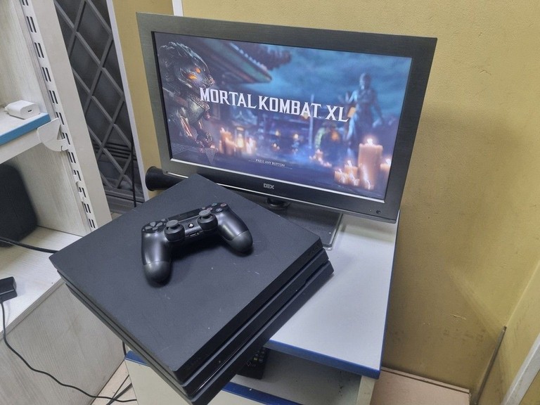 Купити Sony playstation 4 pro 1tb Б/У