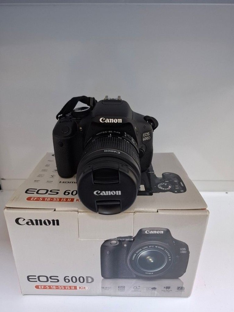 Купити Canon eos 600d + ef-s 18-55mm 1:3.5-5.6 is ii Б/У