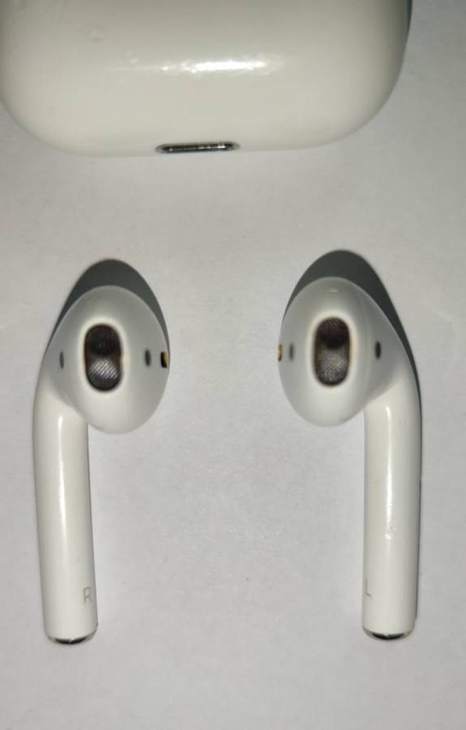 Apple airpods 2nd generation with charging case