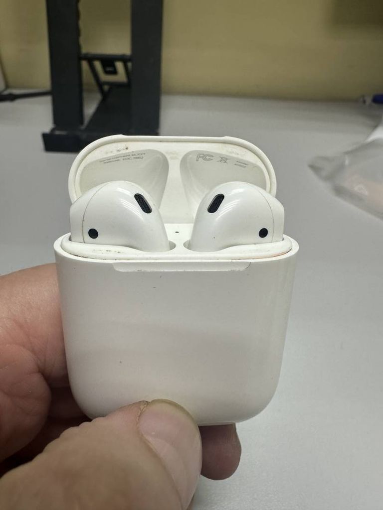 Apple airpods 2nd generation with charging case