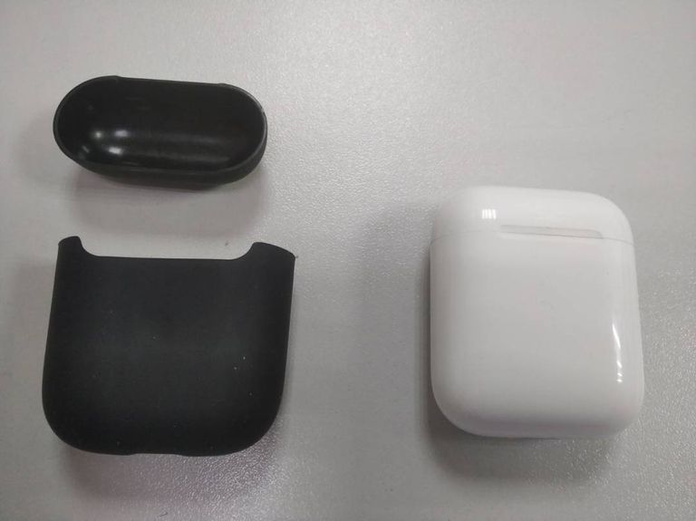 Apple airpods 2nd generation with charging case