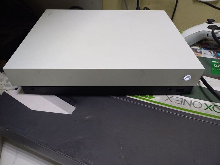 Объявление Microsoft Xbox One X 1TB White Б/У