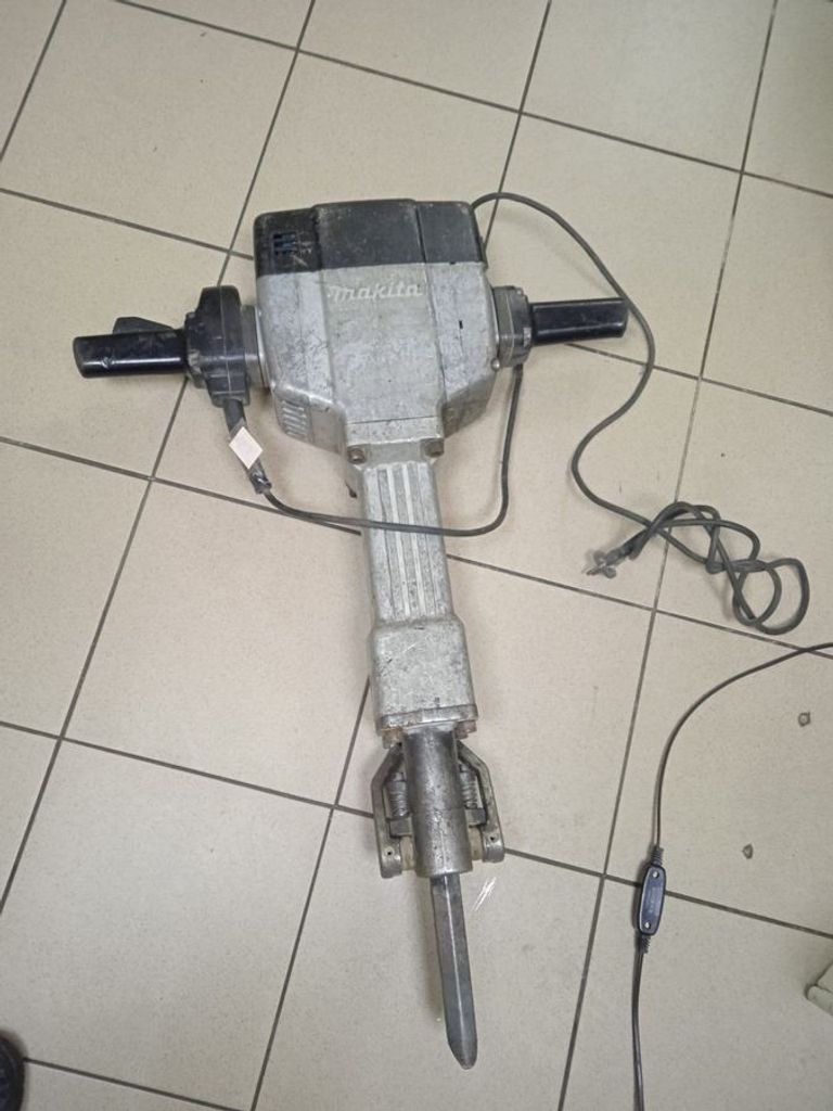 Дешиво Makita hm1800 с ломбарда