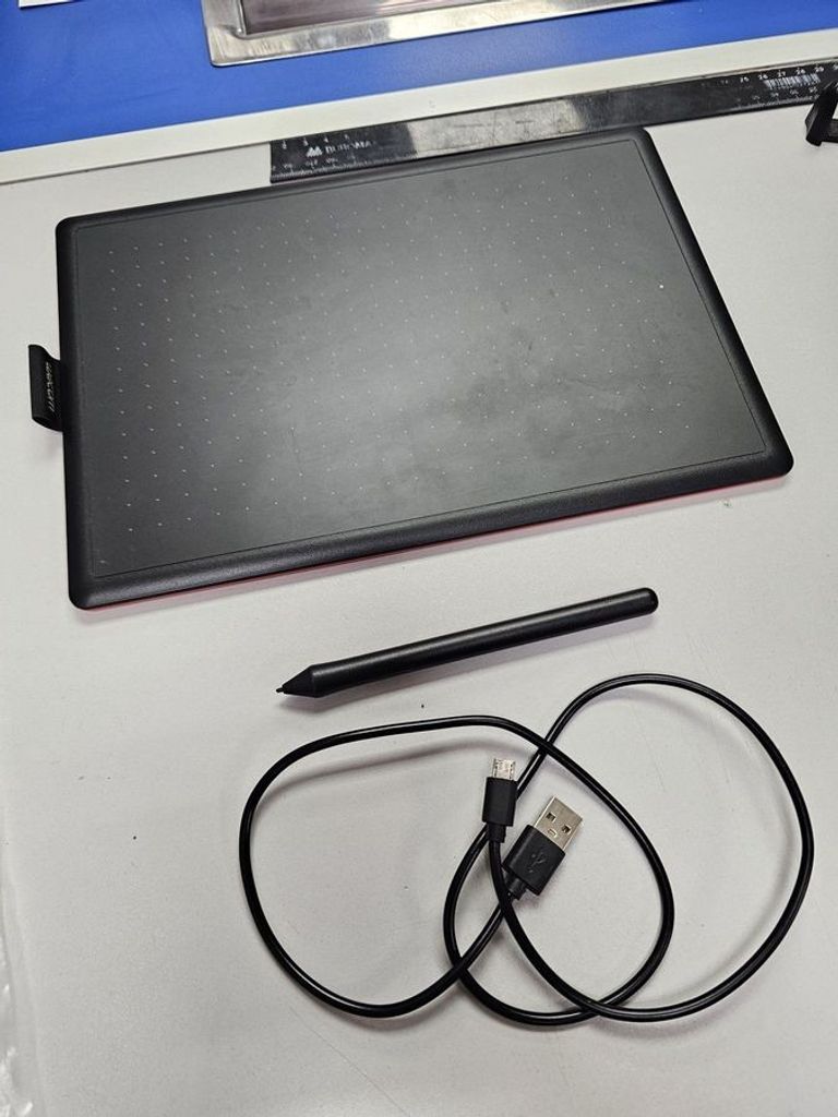 Дешево Wacom one by wacom medium з ломбарду