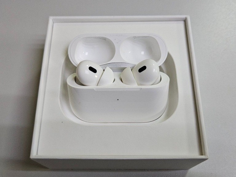 Купити Apple airpods pro 2nd generation with magsafe charging case usb-c Б/У
