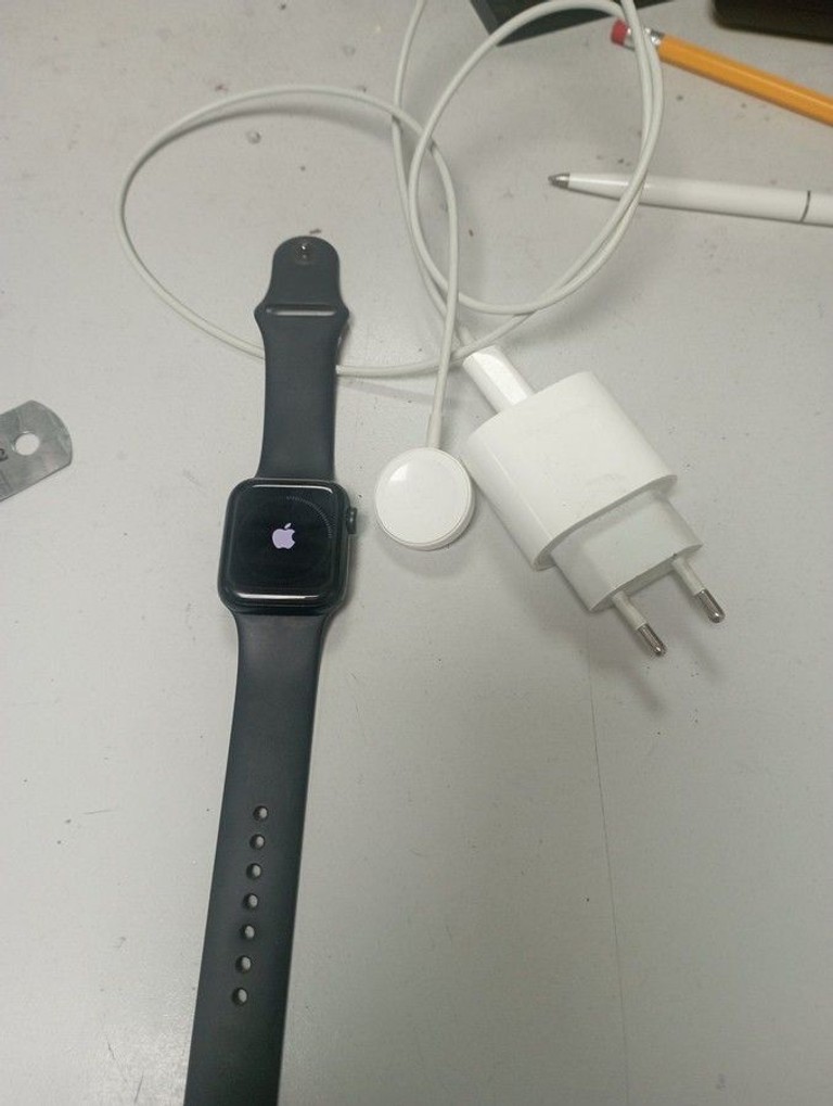 Дешево Apple watch se 2 gps 40mm aluminium case з ломбарду