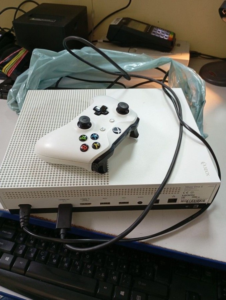 Купить Microsoft Xbox One S 1TB Б/У