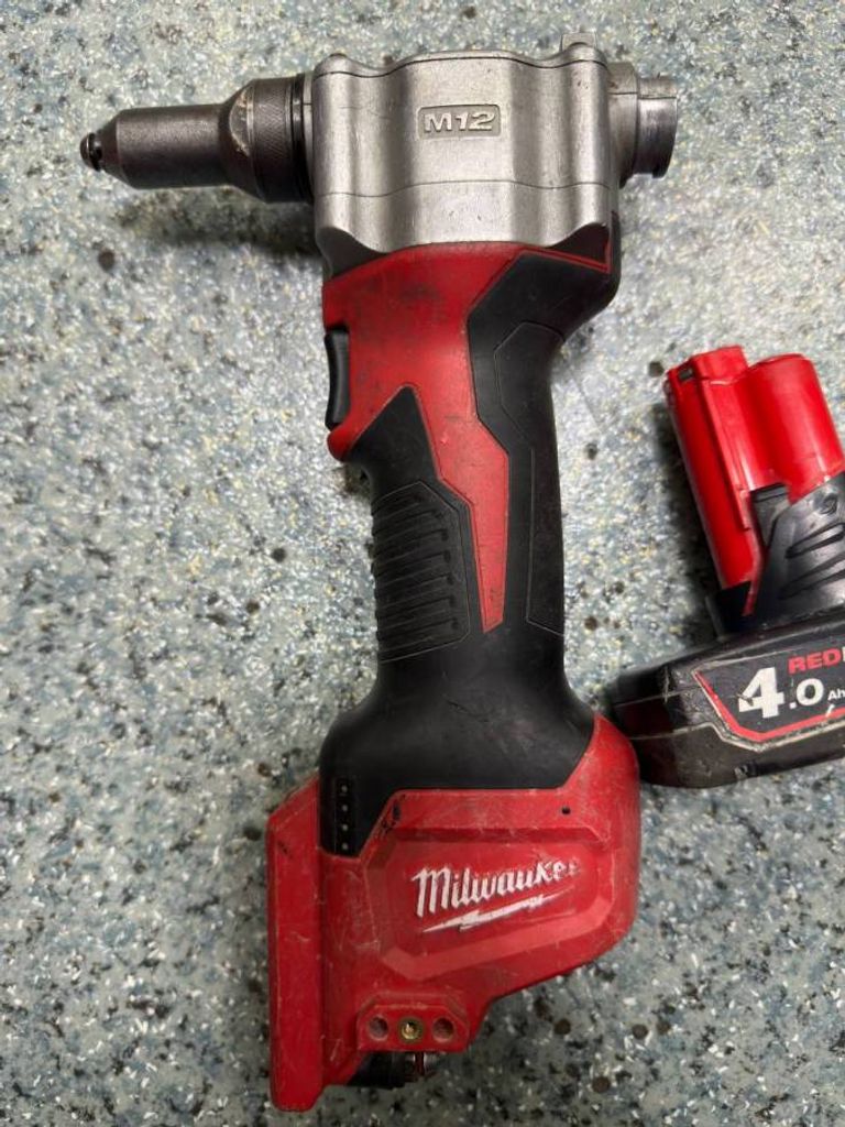 Milwaukee m12 bprt-201x 1 акб + зу