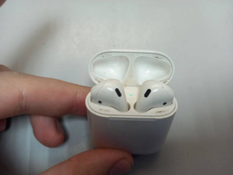 Apple airpods 2nd generation with charging case