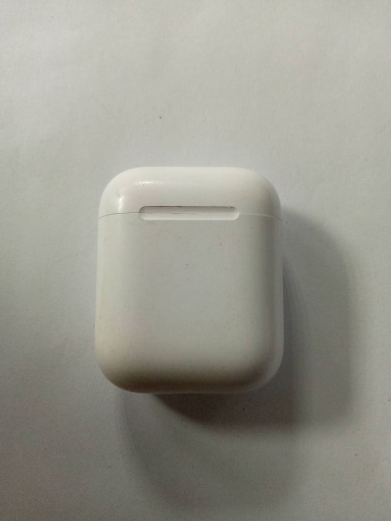 Apple airpods 2nd generation with charging case