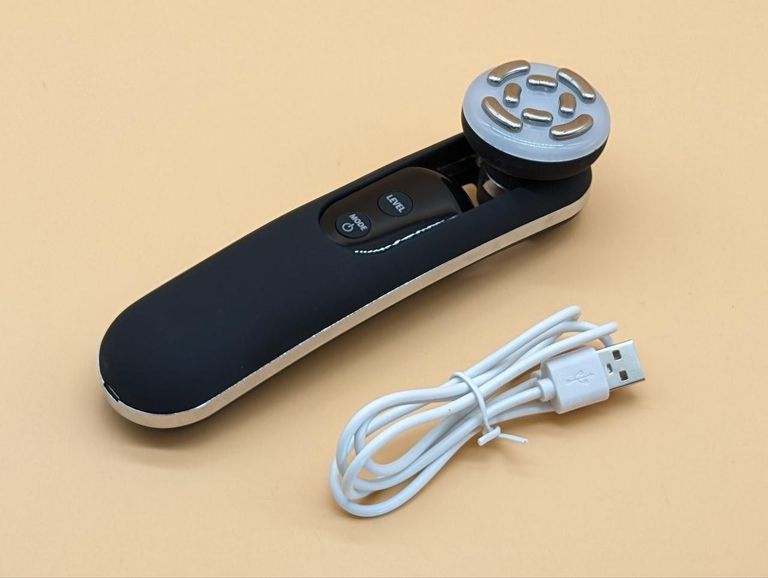 Дешево Багатофункціональний косметичний інструмент RF і EMS, що омолоджує шкіру, світлодіодна світлотерапія. Новий. з ломбарду