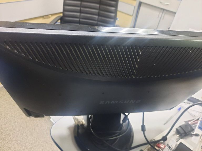 Дешево Samsung 223bw з ломбарду
