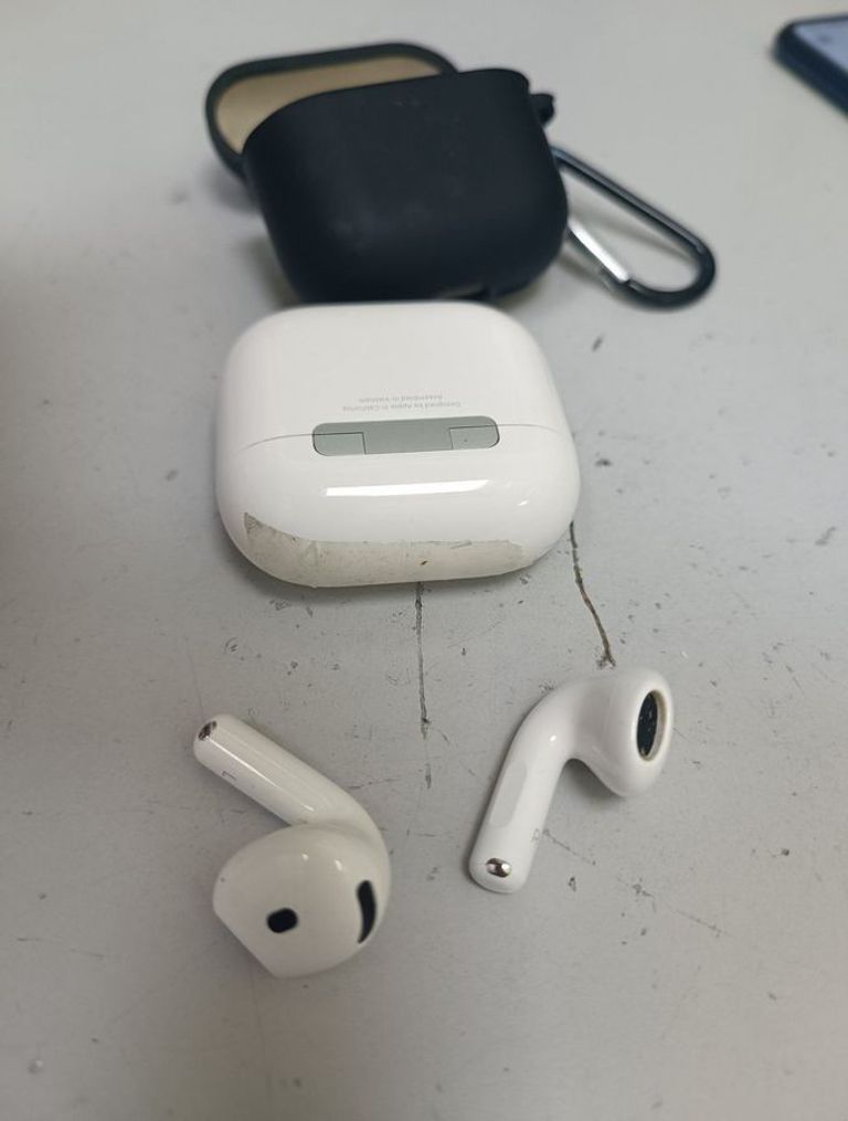 Дешево Apple airpods 4 with active noise cancellation з ломбарду