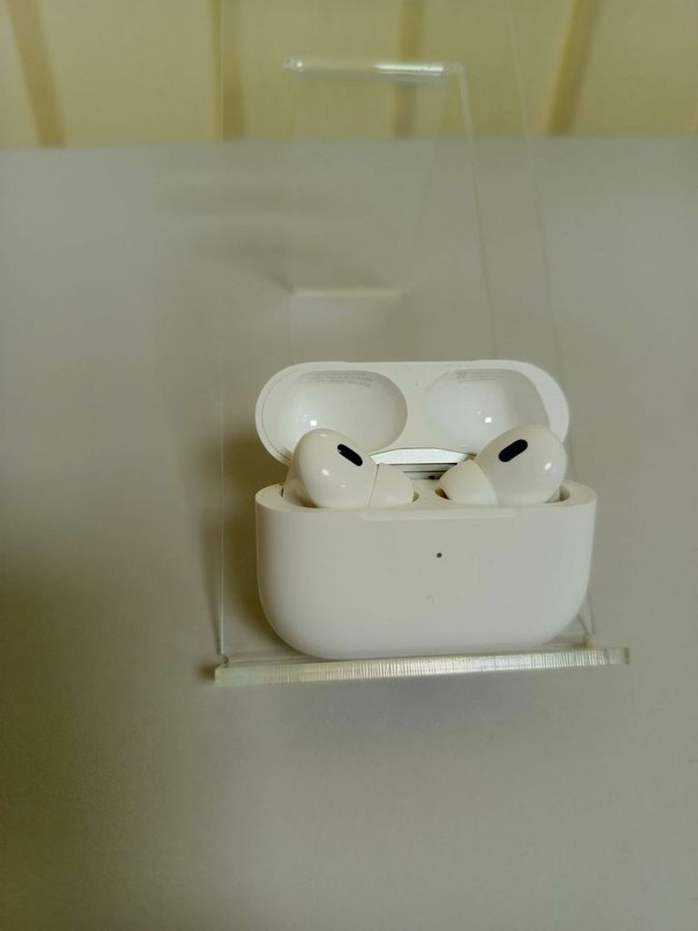Купити Apple airpods pro 2nd generation with magsafe charging case usb-c Б/У