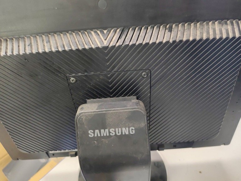 Дешево Samsung 225bw з ломбарду