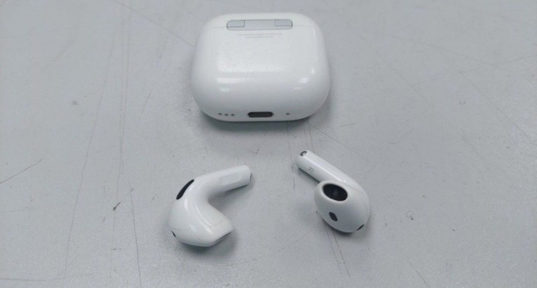 Дешево Apple airpods 4 with active noise cancellation з ломбарду