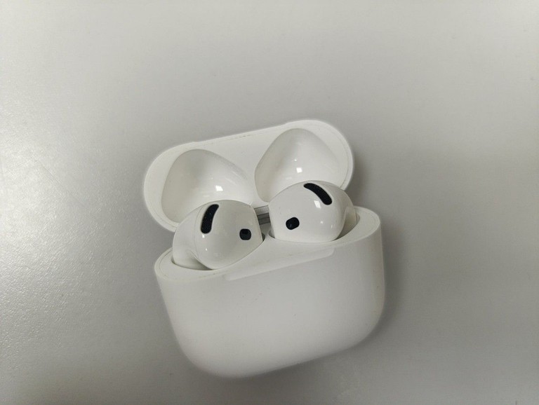 Дешево Apple airpods 4 with active noise cancellation з ломбарду