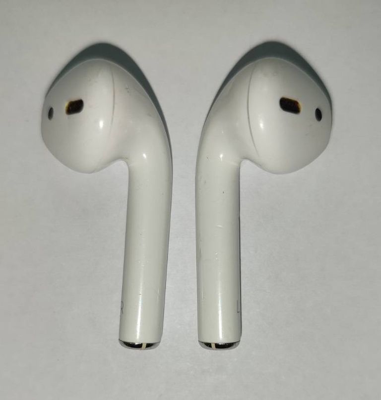 Apple airpods 2nd generation with charging case