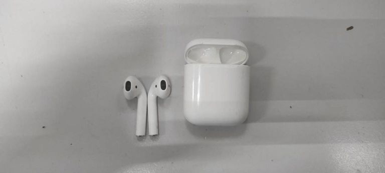 Apple airpods 2nd generation with charging case