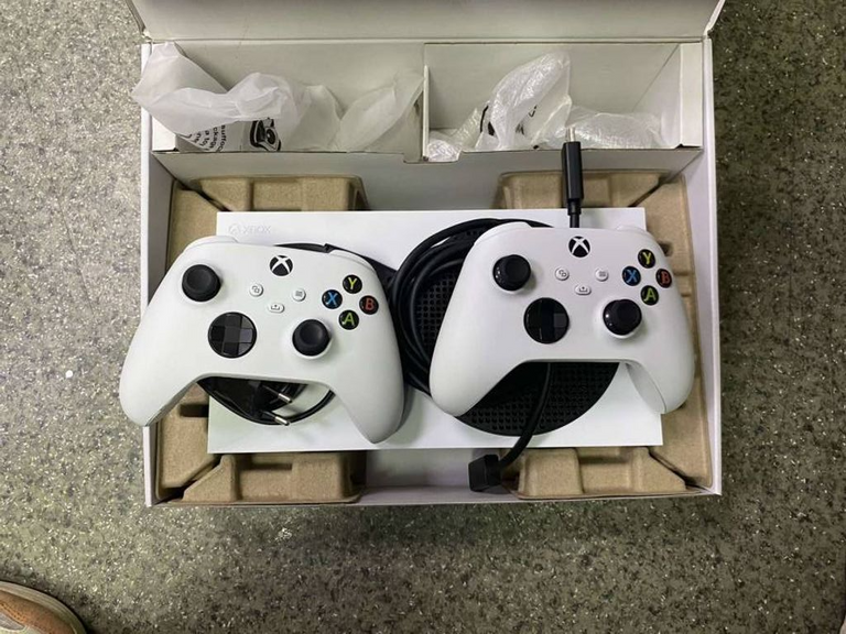 Microsoft xbox series s 512gb + 2 джойстика