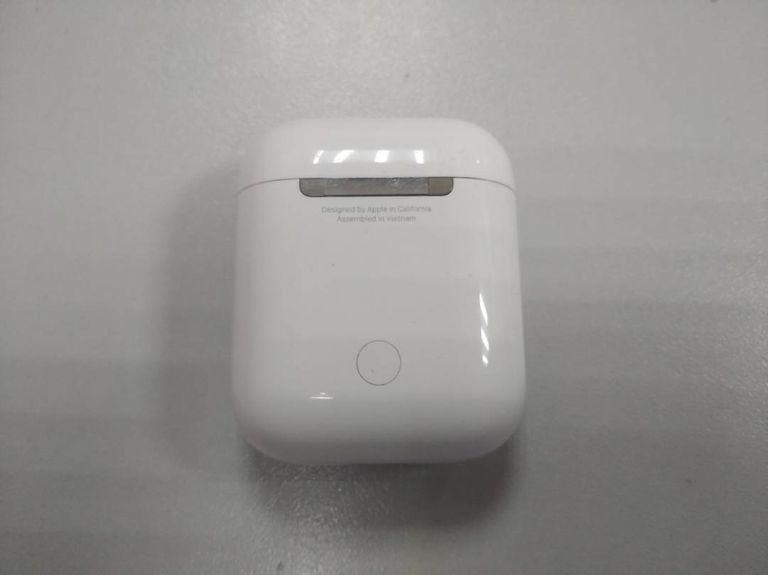 Apple airpods 2nd generation with charging case