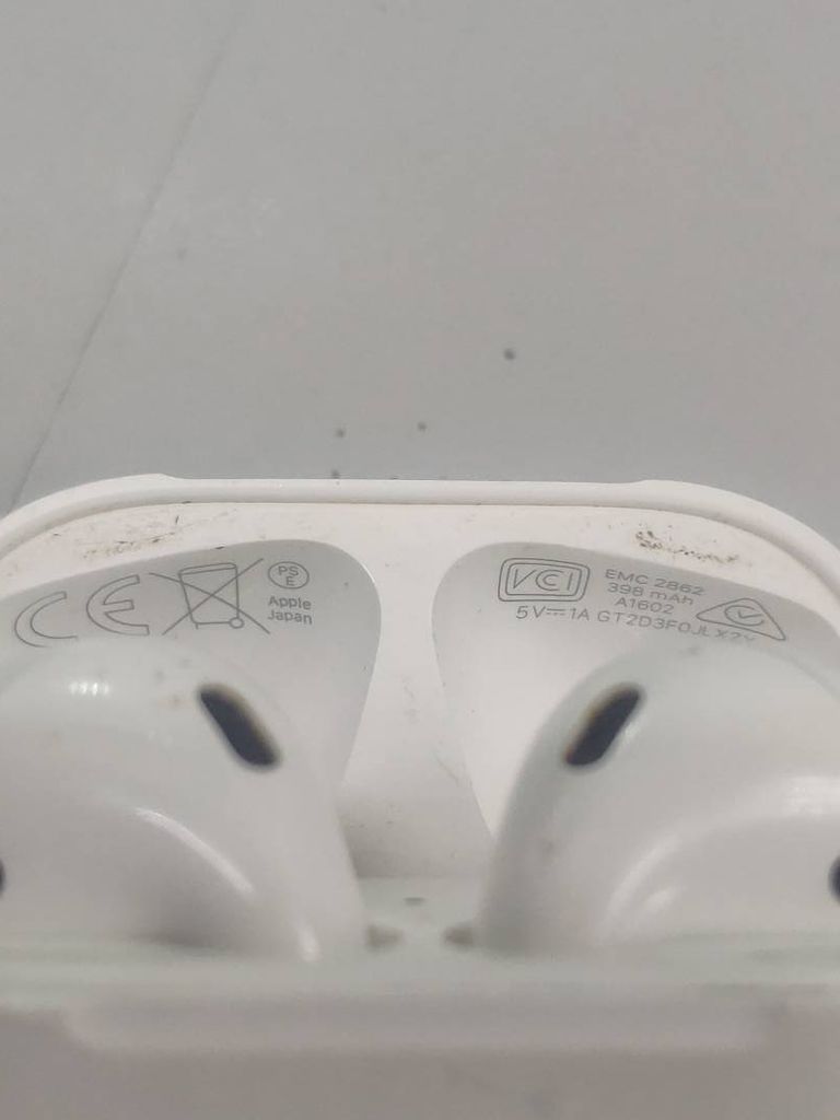 Apple airpods 2nd generation with charging case