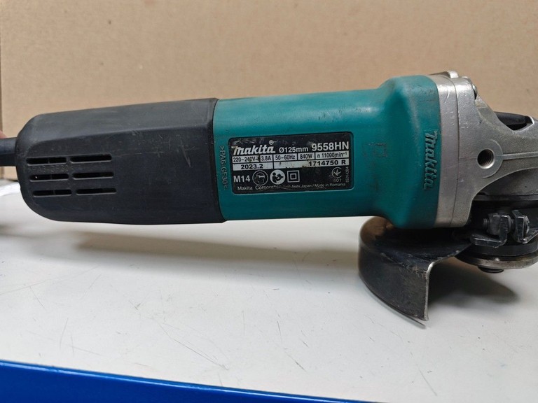 Купить Makita 9558HN Б/У