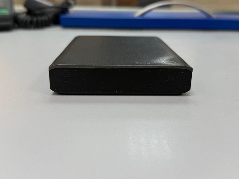 Дешево Seagate Backup Plus Slim 1 TB Space Gray (STHN1000405) з ломбарду