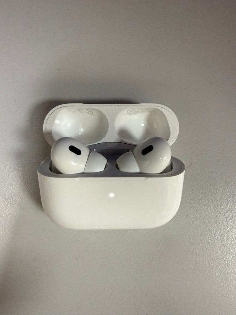 Дешево Apple airpods pro 2nd generation with magsafe charging case usb-c з ломбарду