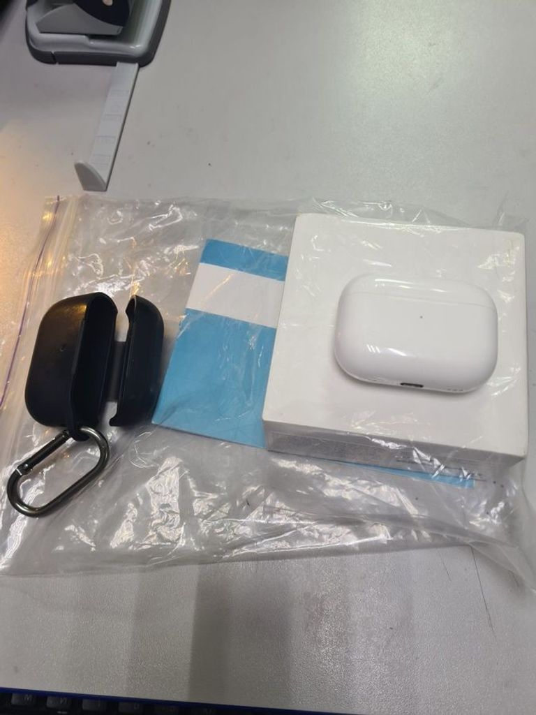 Купити Apple airpods pro 2nd generation with magsafe charging case usb-c Б/У