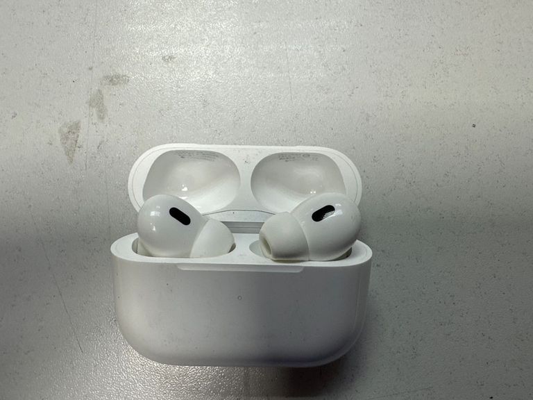 Купити Apple airpods pro 2nd generation with magsafe charging case usb-c Б/У