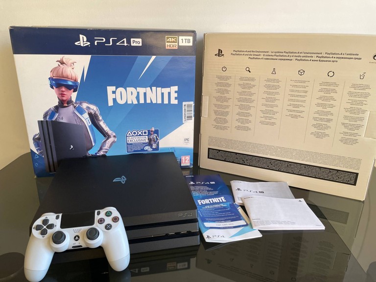 Купити Sony Playstation 4 Pro 1TB + DualShock 4 Б/У