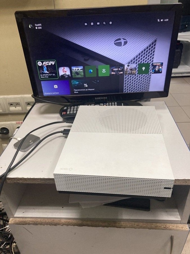 Купити Microsoft Xbox One S 1TB Б/У
