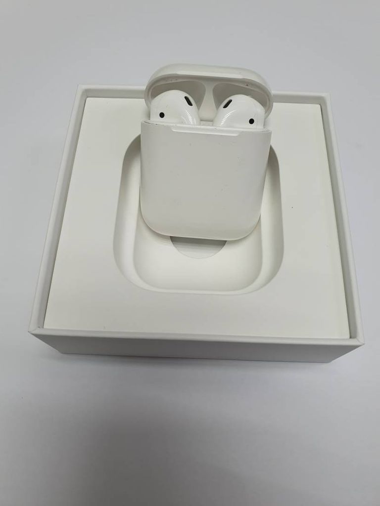 Apple airpods 2nd generation with charging case