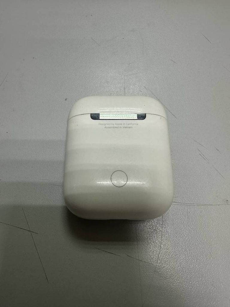 Apple airpods 2nd generation with charging case