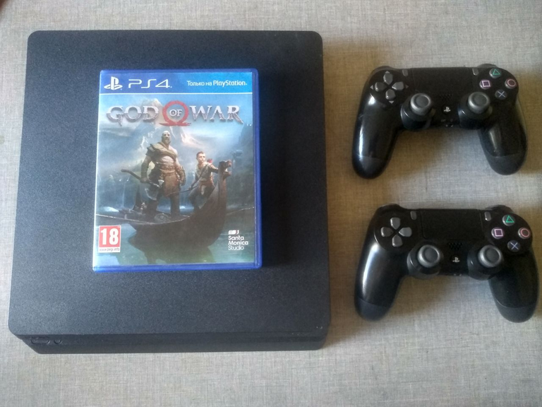 Sony PlayStation 4 Slim (PS4 Slim) 1TB + God of War