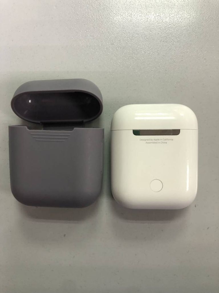 Apple airpods 2nd generation with charging case