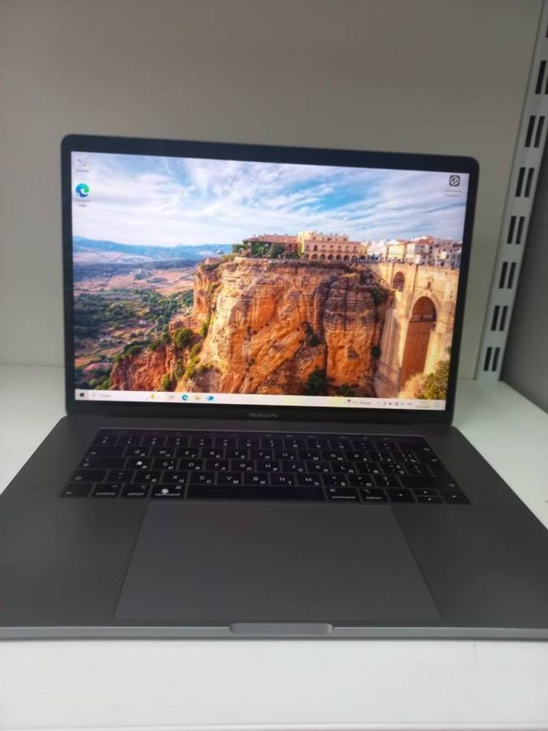 Купити Apple macbook pro a1990 екр 15.4"/ core i7 2,2ghz/ ram16gb/ ssd256gb/ graphics 630 Б/У