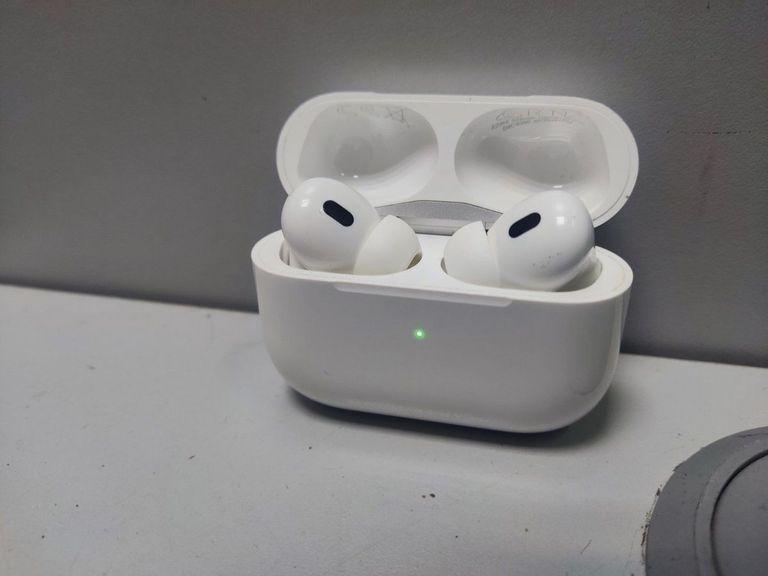 Купити Apple airpods pro 2nd generation with magsafe charging case usb-c Б/У