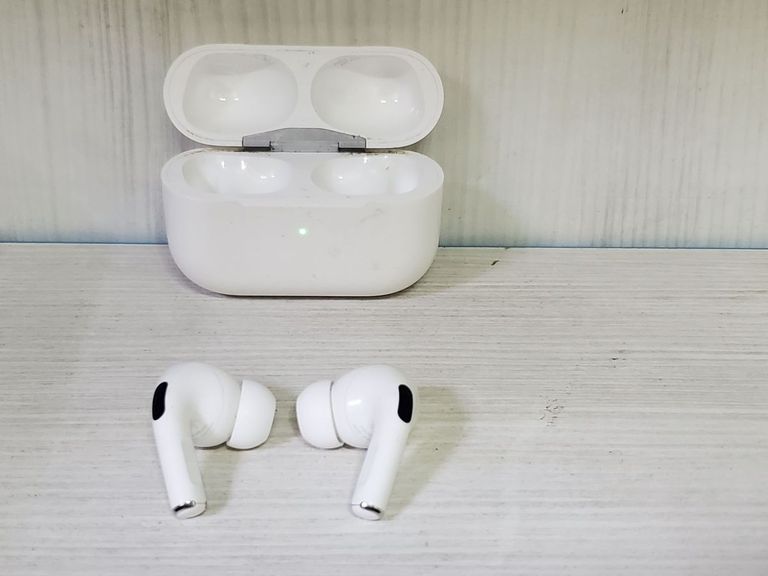 Купить Apple AirPods Pro 2nd generation (MQD83) Б/У