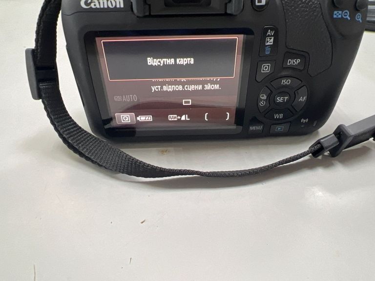 Дешиво Canon eos 2000d + efs 18-55 mm 1;3/5-5.6 is с ломбарда