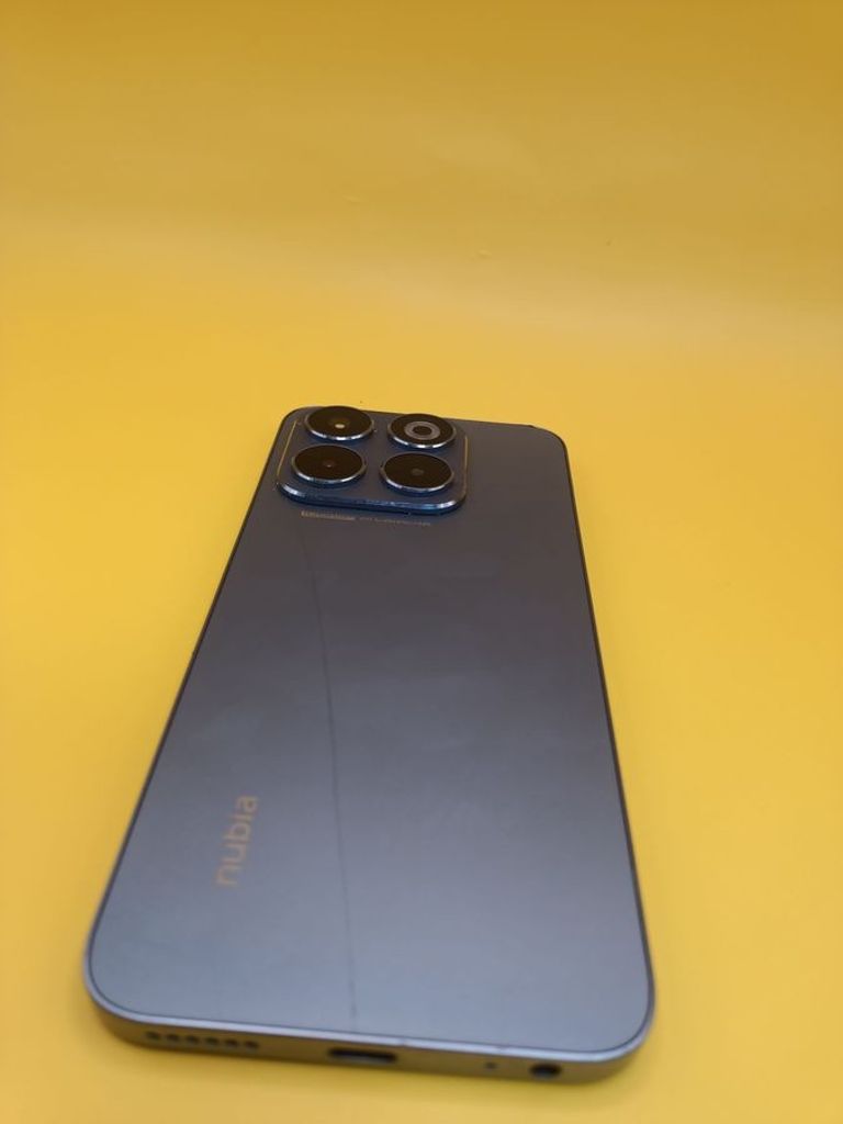 Дешиво Zte Nubia V70 Design 8/128GB Green с ломбарда